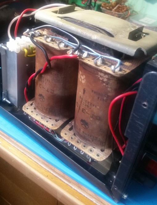 Вид блока питания на базе трансформатора СТ-310 сбоку со снятой крышкой