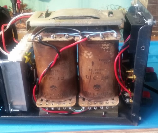 Вид блока питания на базе трансформатора СТ-310 сбоку с маркировкой